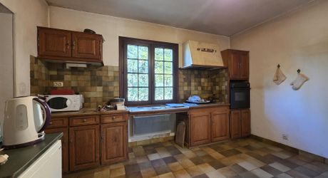 Maison de plain-pied à rafraichir de  3 chambres et grand  terrain au calme