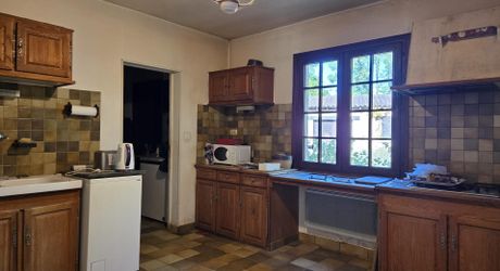 Maison de plain-pied à rafraichir de  3 chambres et grand  terrain au calme