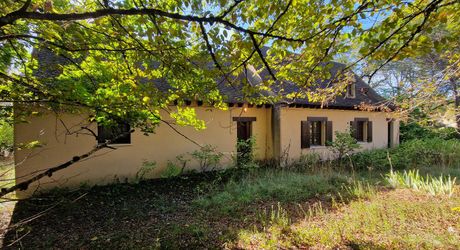 Maison de plain-pied à rafraichir de  3 chambres et grand  terrain au calme