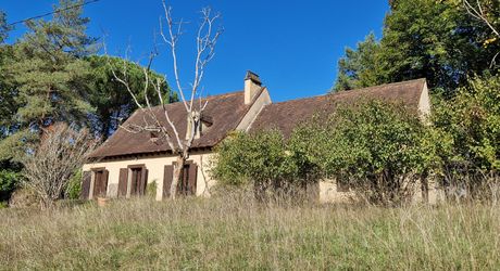Maison de plain-pied à rafraichir de  3 chambres et grand  terrain au calme