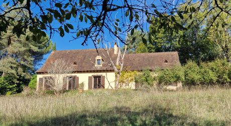 Maison de plain-pied à rafraichir de  3 chambres et grand  terrain au calme