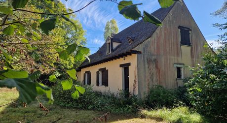Maison de plain-pied à rafraichir de  3 chambres et grand  terrain au calme