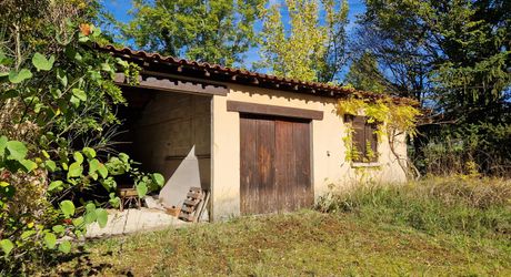 Maison de plain-pied à rafraichir de  3 chambres et grand  terrain au calme