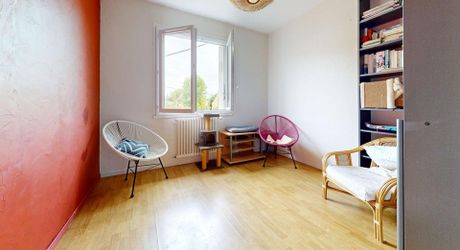 Maison contemporaine avec piscine à deux pas des commerces !