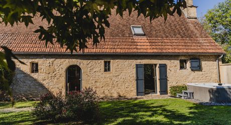 Périgord noir : maison pleine de charme avec piscine et jardin