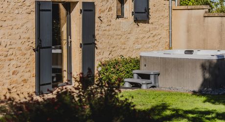 Périgord noir : maison pleine de charme avec piscine et jardin
