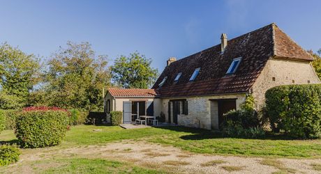 Périgord noir : maison pleine de charme avec piscine et jardin