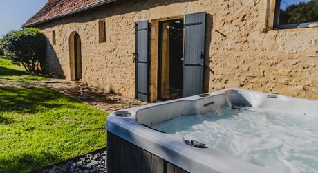 Périgord noir : maison pleine de charme avec piscine et jardin