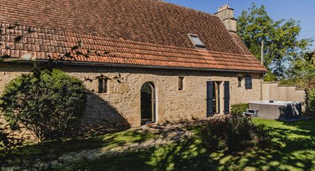 Périgord noir : maison pleine de charme avec piscine et jardin