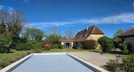 Périgord noir : maison pleine de charme avec piscine et jardin