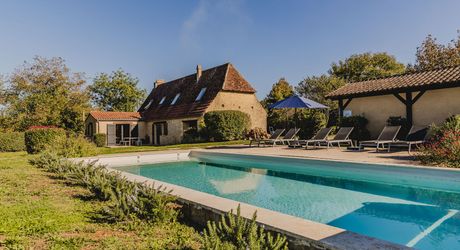 Périgord noir : maison pleine de charme avec piscine et jardin