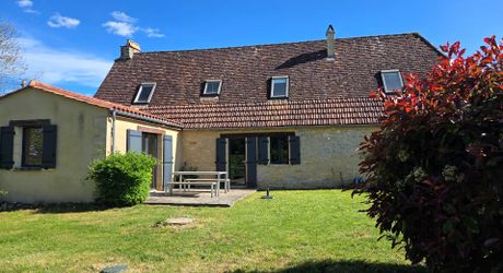 Périgord noir : maison pleine de charme avec piscine et jardin