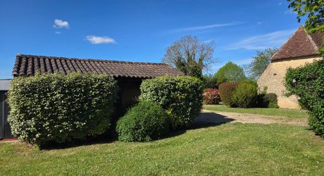 Périgord noir : maison pleine de charme avec piscine et jardin