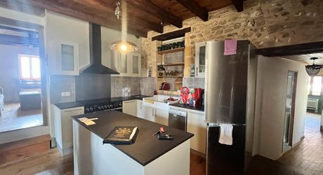 L'Élégance Discrète d'une Maison de Village, avec tous commerces