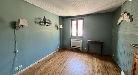 L'Élégance Discrète d'une Maison de Village, avec tous commerces
