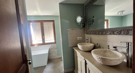 L'Élégance Discrète d'une Maison de Village, avec tous commerces