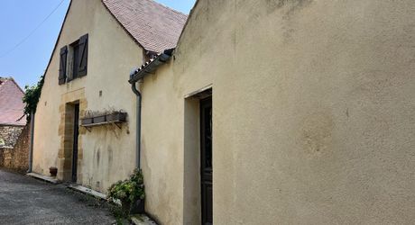 L'Élégance Discrète d'une Maison de Village, avec tous commerces