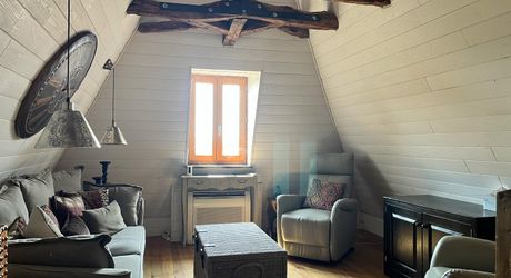 L'Élégance Discrète d'une Maison de Village, avec tous commerces