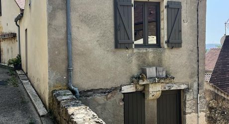 L'Élégance Discrète d'une Maison de Village, avec tous commerces