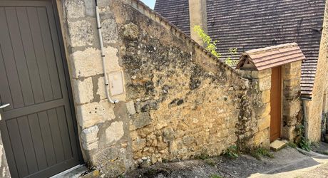 L'Élégance Discrète d'une Maison de Village, avec tous commerces