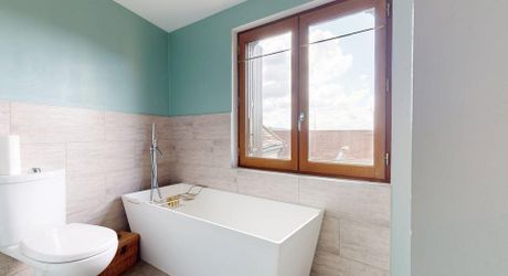 L'Élégance Discrète d'une Maison de Village, avec tous commerces