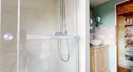 L'Élégance Discrète d'une Maison de Village, avec tous commerces