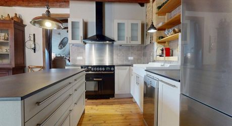 L'Élégance Discrète d'une Maison de Village, avec tous commerces
