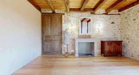 L'Élégance Discrète d'une Maison de Village, avec tous commerces
