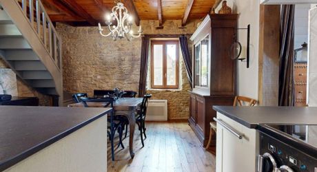 L'Élégance Discrète d'une Maison de Village, avec tous commerces