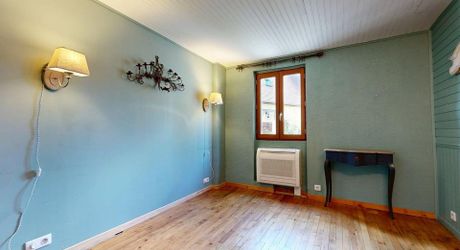 L'Élégance Discrète d'une Maison de Village, avec tous commerces