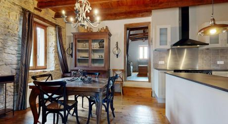 L'Élégance Discrète d'une Maison de Village, avec tous commerces