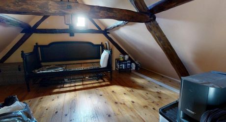 L'Élégance Discrète d'une Maison de Village, avec tous commerces