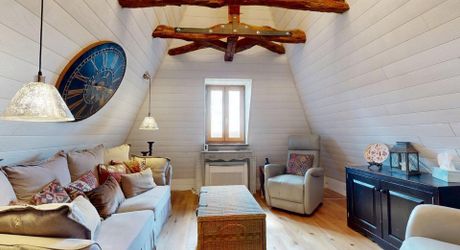 L'Élégance Discrète d'une Maison de Village, avec tous commerces