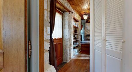 L'Élégance Discrète d'une Maison de Village, avec tous commerces