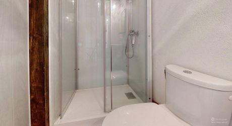 L'Élégance Discrète d'une Maison de Village, avec tous commerces