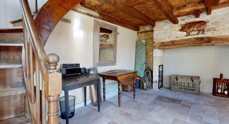 L'Élégance Discrète d'une Maison de Village, avec tous commerces