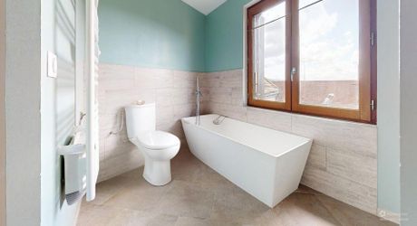 L'Élégance Discrète d'une Maison de Village, avec tous commerces
