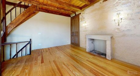 L'Élégance Discrète d'une Maison de Village, avec tous commerces