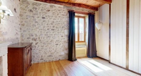 L'Élégance Discrète d'une Maison de Village, avec tous commerces