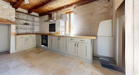 L'Élégance Discrète d'une Maison de Village, avec tous commerces