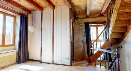 L'Élégance Discrète d'une Maison de Village, avec tous commerces