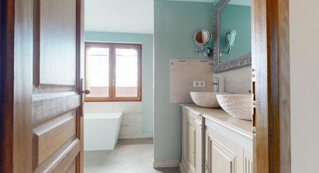 L'Élégance Discrète d'une Maison de Village, avec tous commerces