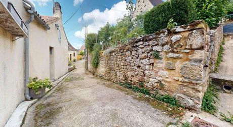 L'Élégance Discrète d'une Maison de Village, avec tous commerces