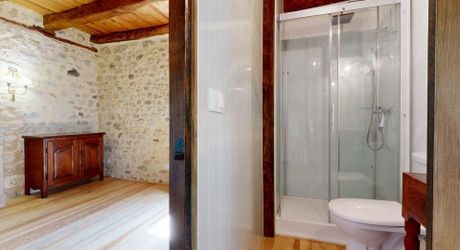 L'Élégance Discrète d'une Maison de Village, avec tous commerces