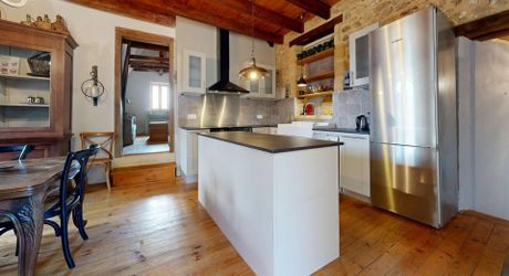 L'Élégance Discrète d'une Maison de Village, avec tous commerces