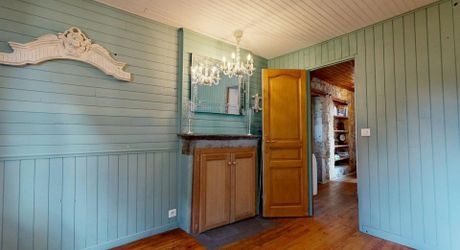 L'Élégance Discrète d'une Maison de Village, avec tous commerces