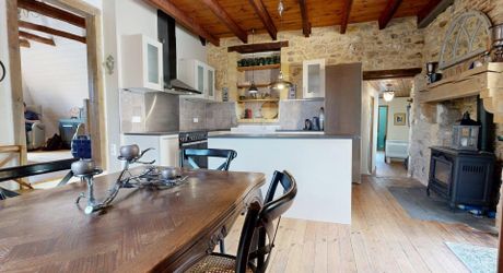 L'Élégance Discrète d'une Maison de Village, avec tous commerces