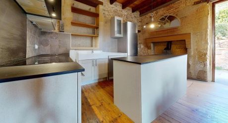 L'Élégance Discrète d'une Maison de Village, avec tous commerces