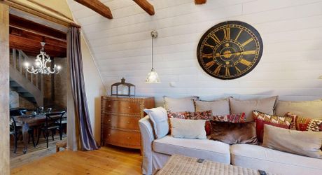 L'Élégance Discrète d'une Maison de Village, avec tous commerces