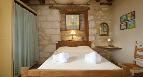 Maison de village ancienne avec jardin et piscine et vue !